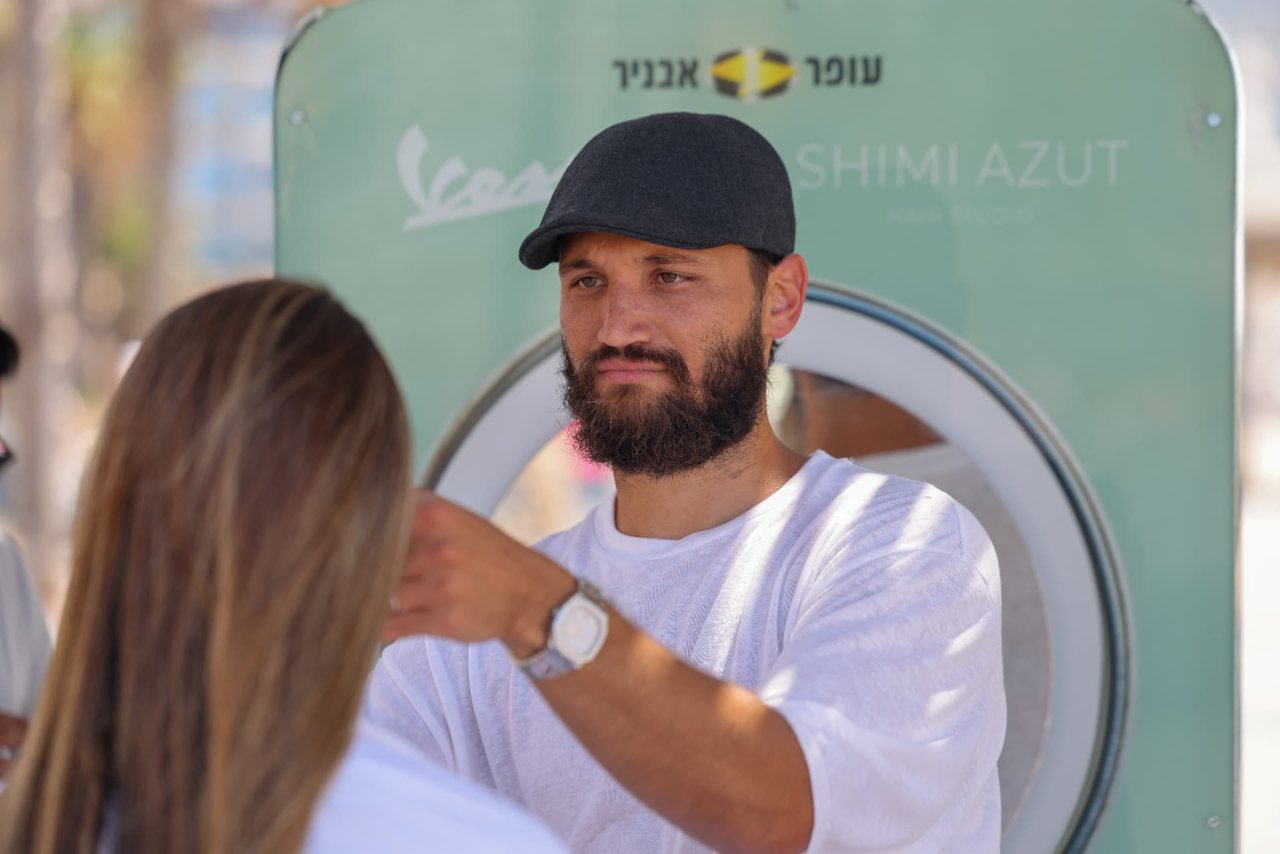 אני בעבודה על עיצוב שיער