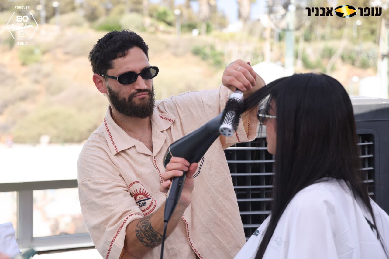אני מייבש ומעצב שיער עם מברשת עגולה באירוע מחוץ למספרה
